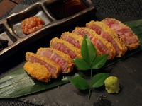 牛カツ外はカリカリ中はレアで！！
やみつきになる味。