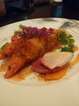ソフトシェルシュリンプは脱皮したての海老なので殻まで食べられます。
サクサク食感のエビフライ。
自家製オーロラソースで召し上がれ