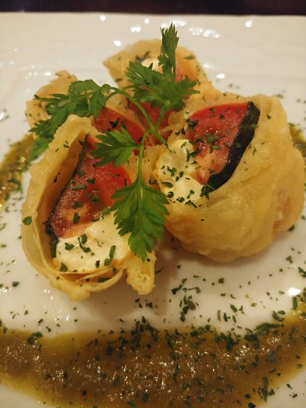 オリジナリティの光る一品『トマトとクリームチーズの生湯葉包み天ぷら〜バジルソース〜』