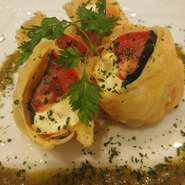 和洋の食材を組み合わせた、揚げ物の中でも人気のある一皿です。外はカリッと中はトマトとクリームチーズで、和とイタリアンの融合を感じさせる味わい。幾重にも重なるおいしさを堪能できます。
