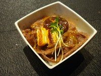 黒毛和牛を自家製の甘めのすき焼きタレで味付け。
絶品です。