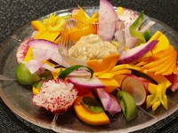 三浦野菜の美味しさが味わえます。
お花畑をイメージしてきれいな盛り付けで女性に人気
ハーフサイズ　649円