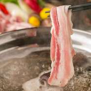 厳選豚しゃぶしゃぶが付いたボリュームタップリの宴会コース。お肉にこだわりの当店でも特に人気の料理が目白押し！鮮度の高い絶品料理をリーズナブルにお楽しみください！