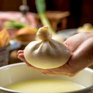 生乳に限りなく近い牛乳でチーズを作るためとっても濃厚＆ミルキー日本では生乳からチーズをつくることができないため、低温でじっくりと殺菌したこだわりのノンホモ牛乳から生成するのがこだわり。