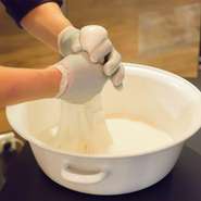 ランチメニュー限定！『自家製フレッシュチーズ』＆『パン』がなんと食べ放題！お好きなメインメニュー(＋料金が発生する料理もございます)をお選びいただけるお得なランチセットです！

