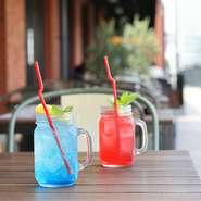 ドリンクメニューやスイーツも豊富で、ちょっとした休憩にもピッタリ。テラス席も完備されているので、ペットと一緒に過ごすこともできます。横浜の街並みを眺めながら、ゆったりとくつろげます。