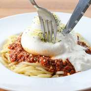 人気ナンバーワンの看板メニュー。店内のチーズ工房で毎朝つくられている「ブッラータチーズ」が丸ごと1個のっており、華やかなボロネーゼです。まずはそのまま食し、二口目からチーズを絡めて召し上がれ。