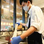 ゲスト一人ひとりに合わせてもてなし。それぞれの好みに合わせて、おすすめするメニューも変えているのだそう。質問された時に料理についてもちゃんと説明できるよう、スタッフへの教育にも注力しています。