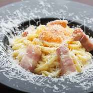 工房で手づくりされた、つくりたてのチーズを料理に使用。たっぷりチーズがのった思わず自慢したくなる料理が盛りだくさん。5種のチーズ食べ放題もあり、追いチーズも思うがまま。心行くまでチーズを楽しめます。