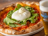 伝統的手法を大切にするイタリア・カプート社の「サッコロッソ」と香り高い「100％hokkaido　ピッツァ用粉」をブレンド。480℃の高温で2分弱焼き上げることで、サクッともっちり風味豊かなピッツァが仕上がります。