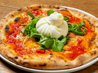 濃厚チーズとトマトがクセになる『手作りブッラータのピッツァ』