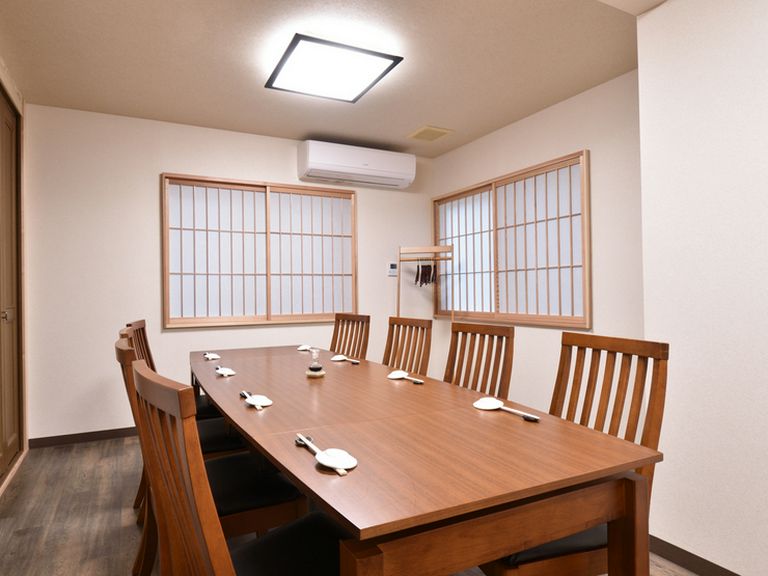 和やかなムードを演出してくれる、ウォールナットテーブルの個室