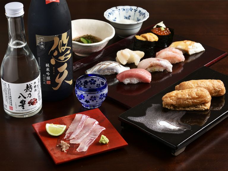 地元の銘酒など、鮨を引き立たせる、大将厳選の日本酒たち