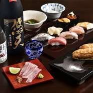 旨い鮨に合う大将厳選の日本酒たち。地元の銘酒などが取り揃えられています。また、焼酎やワインなど豊富なアルコール類の中から今日の一杯を選び、鮨をつまみながら、酔いのひとときが愉しめます。