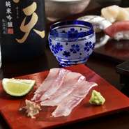 大将自ら市場に毎朝出向き、目利きした新鮮な鮮魚。新潟ならではの白身の旨さを堪能できる『白身魚　アラ』は、特におすすめ。季節を五感で味わえます。
