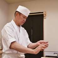 初めて来店する方も常連の方も、誰もが入りやすく過ごしやすい雰囲気づくりを大切に笑顔で接客。肩ひじ張らずに、心地の良い時間を過ごせるように「最高のおもてなし」をしています。