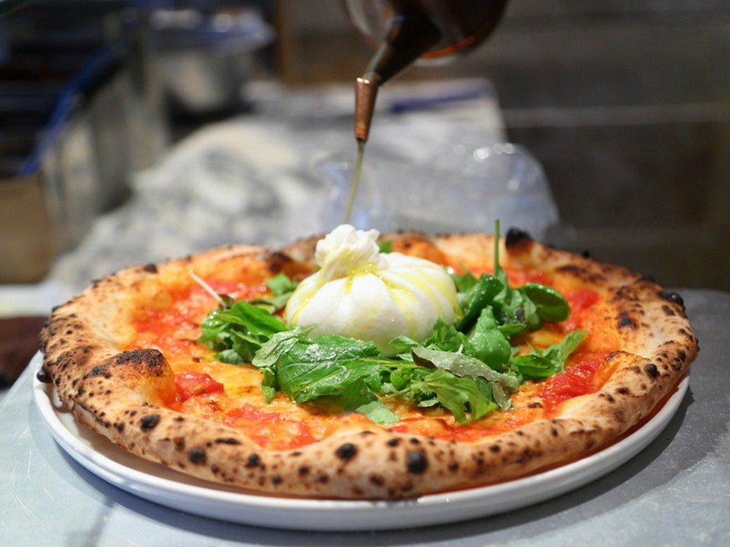 一つひとつ、店内でつくっている「ブッラータチーズ」が話題