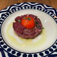 桜肉のタルタル 濃厚卵のせ