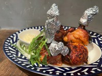 お手軽に食べれちゃう新メイン料理！特製BBQソースがやみつきです！
[選べるディップ]ガーリックマヨネーズ／ピリ辛トマトソース／バジルマヨネーズ
[追加1本～] 185円(税込)