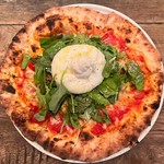 フレッシュチーズの王様ブッラータチーズをお店で手包みし、丸ごと1個惜しげもなく乗せた当店一押しのスペシャルピッツァ
[ベビーリーフ／プチトマト／ブッラータ]