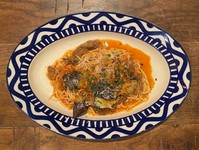 牛すじ煮込みと揚げ茄子のアラビアータ