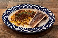 上質な旨味がクセになる、濃厚な味わいの牛骨ボロネーゼ。欧米で食通に愛される牛大腿骨がエイトでは味わえる。神戸牛大腿骨を使用しコラーゲンはもちろんコンドロイチンの働きによる美肌づくりに有効。