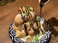 ハーフサイズ…647円(税込)
【選べるトッピング＆ソース】バナナ×チョコレートソース／イチゴ×ベリーソース／あずき×抹茶ソース