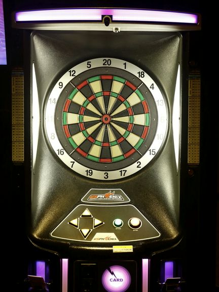 誰もが気軽に遊べるように、ダーツを配置