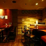 テーブル席では、今日も仲の良い女性たちがお喋りに花を咲かせています。少人数でのグループや、会社の仲間同士、友人同士で料理とお酒を囲みましょう。ゆっくり過ごしたいなら、飲み放題付きの2時間コースで。