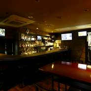 「バーだからと、緊張することなく来てほしい」と、笑顔で話す料理人。ゆったりとくつろげる雰囲気の中、ボリュームのある料理をいただきながら居酒屋のようにも過ごせます。