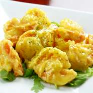 食べ応えを感じられるような大振りのエビを選び、自家製マヨソースで和えています。濃厚でコクのあるマヨソースは、プリプリ海老との相性がバツグン！クセになるおいしさです。