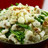 新鮮な国産もつを使い、料理人が丁寧に下処理から行っているため、臭みなどは気になりません。もつは2種類使用しているので、それぞれの食感の違いを楽しめます。
※注文は2人前から承ります。