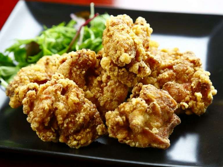 しっかりと下味をつけ、カラッと香ばしく揚げた『鶏のからあげ』