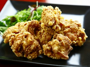 しっかりと下味をつけ、カラッと香ばしく揚げた『鶏のからあげ』