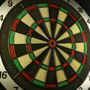 ダーツはスポーツでもあるので、しっかりとルールがあります。でも、ルールを知らなくてもその場ですぐにできるのがダーツの良い所。一人でも仲間同士でも、皆で楽しめます。