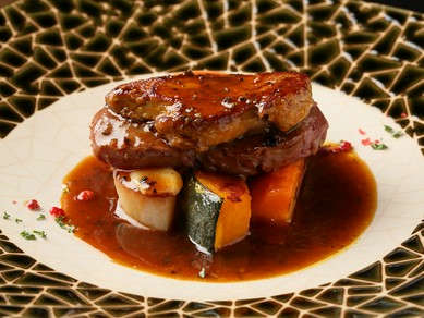 フレンチの定番を気軽に『牛ヒレ肉とフォアグラのロッシーニ ~黒トリュフのソース~』