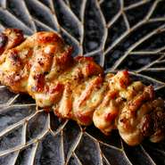 暖簾をくぐると、凛とした白木のカウンターと天に刻まれる龍や牡丹などの日本墨画がお迎えいたします。おひとりおひとり対面で丁寧に提供できるよう、16席のカウンターのみの凛とした空間です。