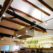 隠れ家のような店内でこだわりのお料理とお酒を堪能して頂けます。カウンター席は14席2名テーブルは1席ご用意しております。