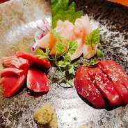 朝引きの新鮮な鶏は仕入れにこだわり厳選し、納得する品質を日々追求しております。自信を持ってお届けする商品です。お造りの部位ムネ、キモ、ズリ、ハツ日によって変わります。