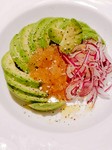 アボカドと紫タマネギにワインヴィネガーを効かせたジュレ（ゼリー）を合わせました。上からトッピングで粉チーズをかけています。