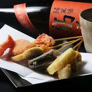 定番の鶏や豚はもちろん大人気の子持ち昆布までございます。サクサクな食感は夏のビールにピッタリ！日本酒や焼酎などの相性も良し。