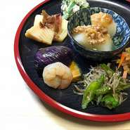 お店で丁寧に仕込んだ日替わりのおばんざい。一皿でいろいろな味が楽しめます！
