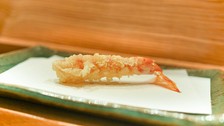厳選された四季折々の天冨良と逸品料理を織り交ぜたお任せ握り会席。
旬の贅沢を盛り込んだお食事です。