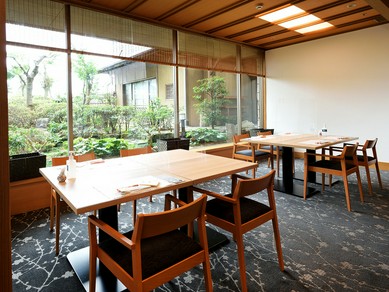 落ち着いた雰囲気の店内は接待・会食にも