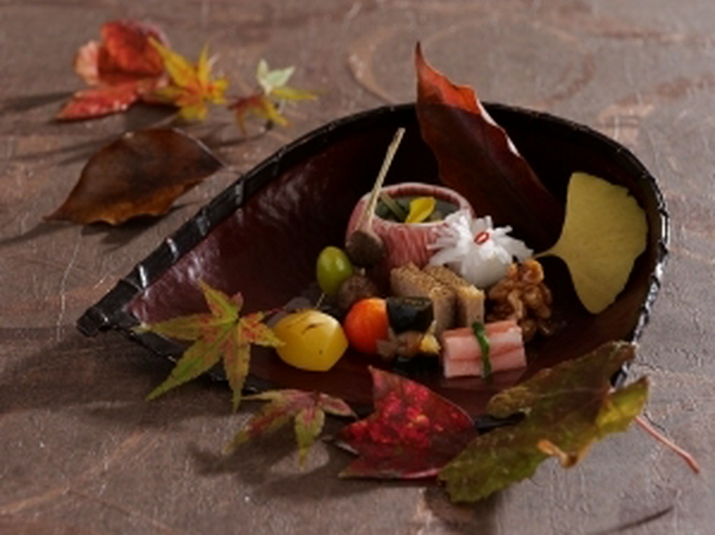 料理人が丹精込めて創る懐石料理。旬の食材を使った八万ぼりのお料理をお愉しみください。  