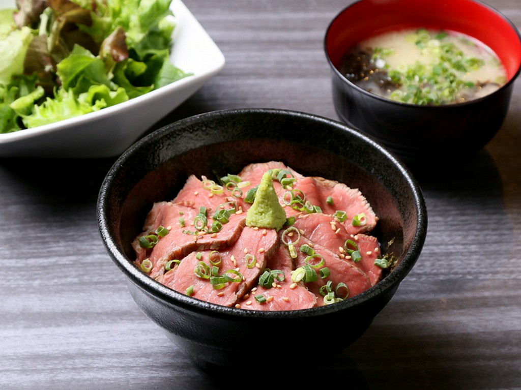 盛りだくさんのランチも用意。ファミリーでの利用も最適