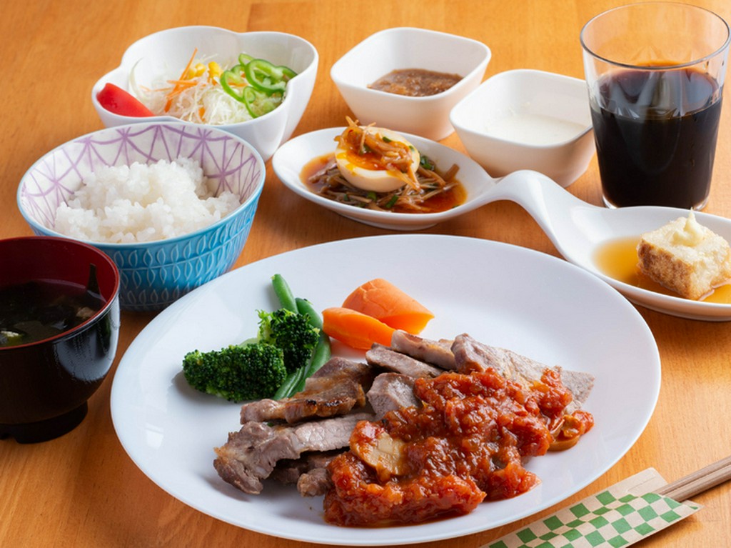 三元豚の肩ロースを使用！お箸でいただく『グリルドポーク定食』