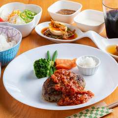 そのまま食べてもおいしい！手ごねで仕上げる『ハンバーグ定食』