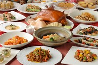 スパイシーな味わいで知られる四川料理。「食は広州にあり」…豊富な食材と多彩な味わいの広東料理。シェフが創り出した出来立て熱々のメニューを存分にお楽しみいただけます。