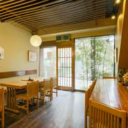 静かな雰囲気に心落ち着く店内。テーブル10席にカウンター8席を完備したくつろぎの和空間は、慌ただしい日常と都会の喧騒を忘れさせてくれます。